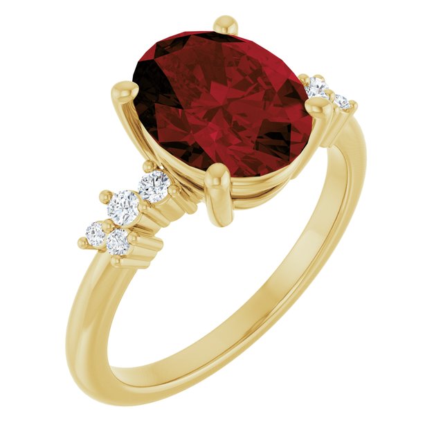 Anillo de oro amarillo de 14k con granate y diamantes.