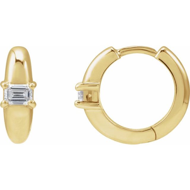 Aretes tipo hoop en oro amarillo de 14K con diamantes naturales de 1/3 CTW. Diámetro: 13.4 mm.