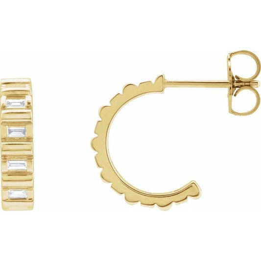 Aretes tipo hoop en oro amarillo de 14K con diamantes naturales en corte baguette de 1/5 CTW. Diámetro: 11.6 mm.