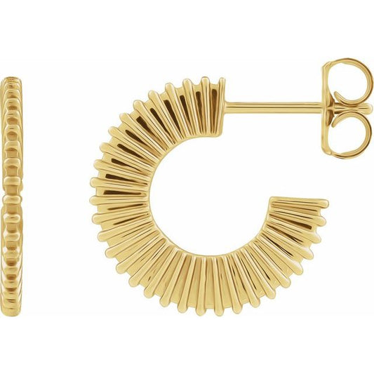 Aretes tipo hoop de 16 mm con diseño de estrella en oro amarillo de 14K.