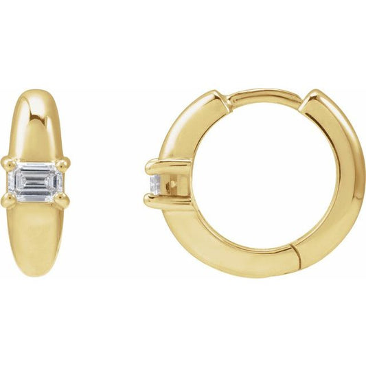 Aretes tipo hoop en oro amarillo de 14K con diamantes naturales de 1/3 CTW. Diámetro: 13.4 mm.