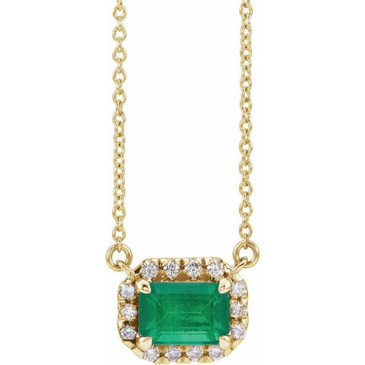 Collar de oro amarillo de 14k con dije de halo de diamantes y esmeralda central. 