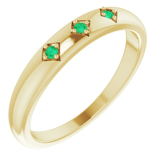 Anillo de oro amarillo de 14k con Esmeraldas naturales.